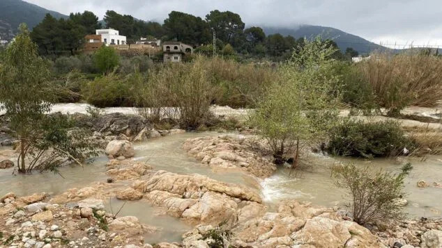 estado del rio tras desbordarse en xalo