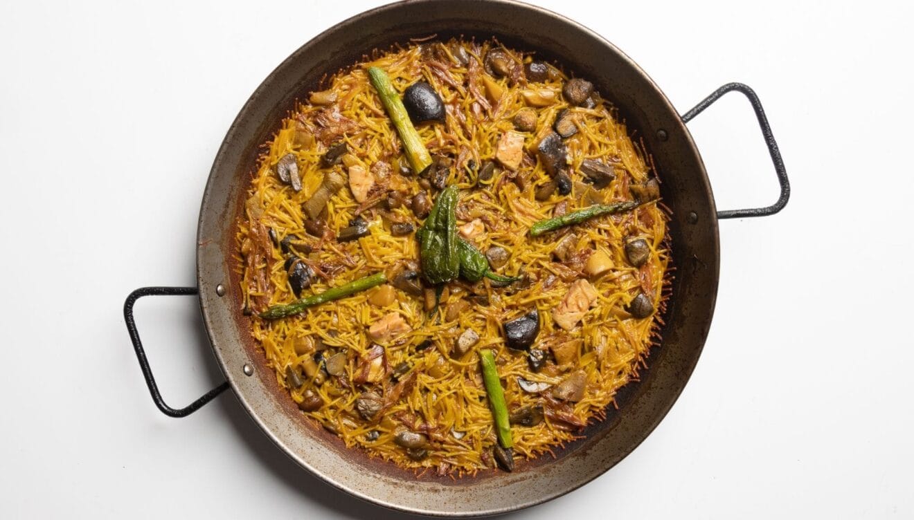 Fideuà con verduras y setas en este restaurante de Dénia