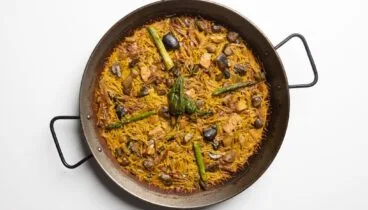 Fideuà con verduras y setas en este restaurante de Dénia