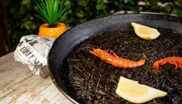 fideua negra en manduc restaurante cafeteria