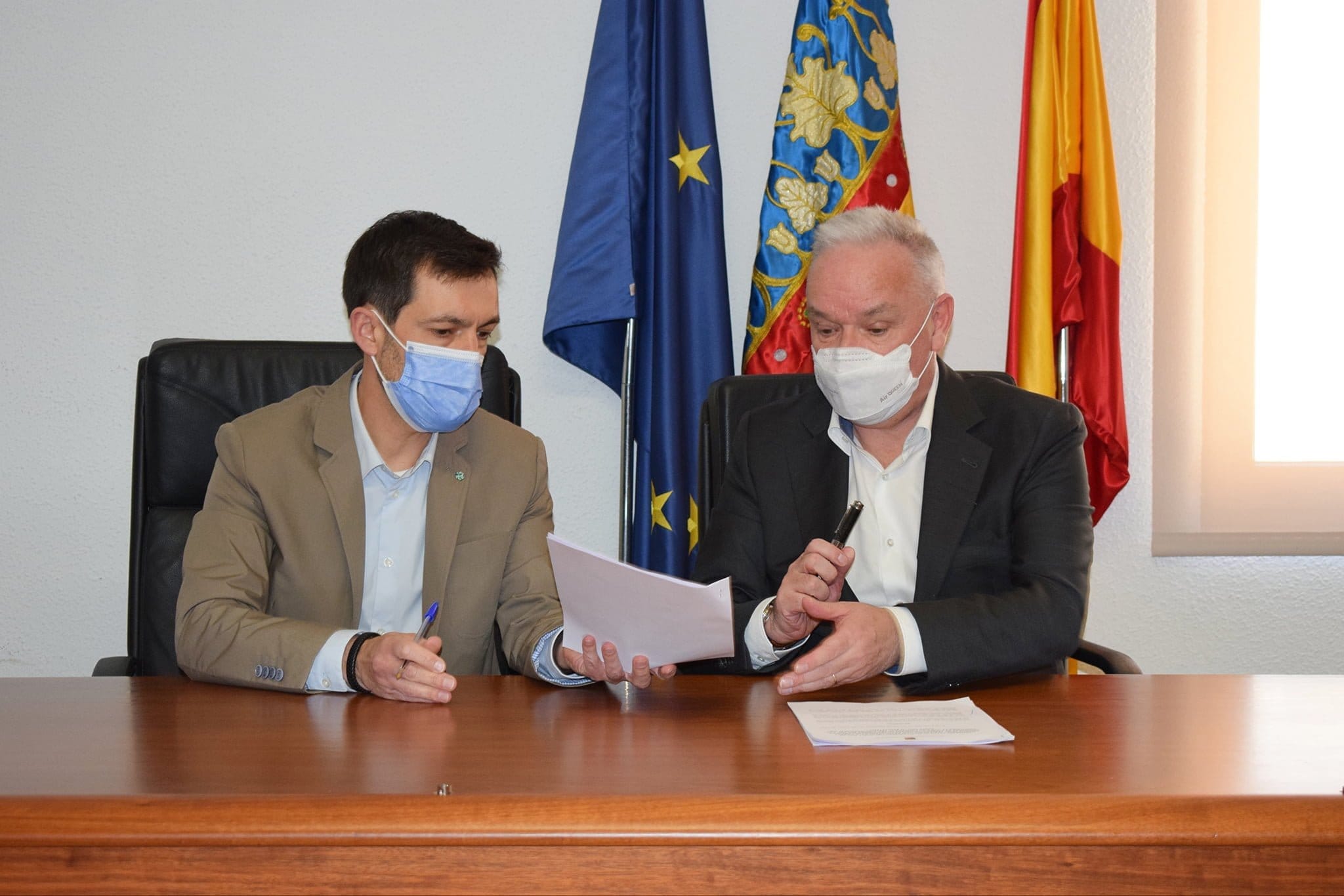 firma ayuntamiento con el colegio privado del municipio