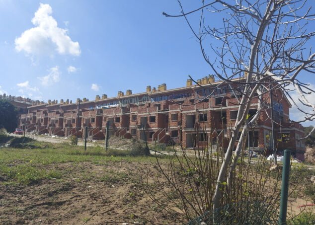 frontal de las viviendas en la parte baja del proyecto