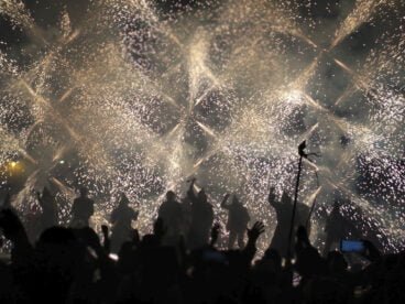 fuegos articiciales en el correfocs de pinyata