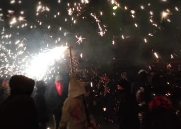 Menschen unter den Feuern von correfocs