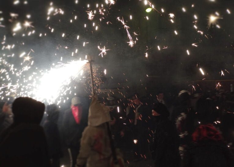 Gente bajo los fuegos del correfocs