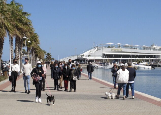 Imagen: Gente paseando por el puerto de Dénia con mascarillas