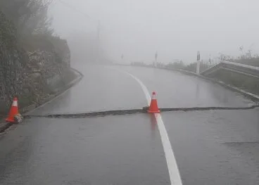 gran grieta en la carretera de la vall de laguar
