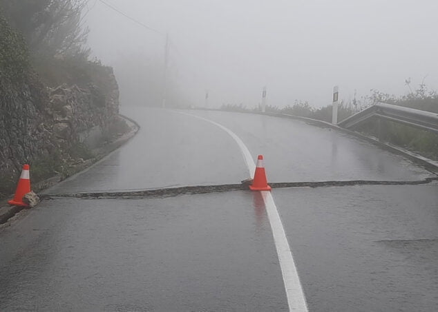 Imagen: Gran grieta en la carretera de la Vall de Laguar