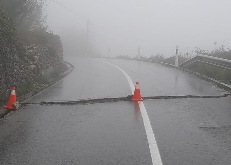 Gran grieta en la carretera de la Vall de Laguar