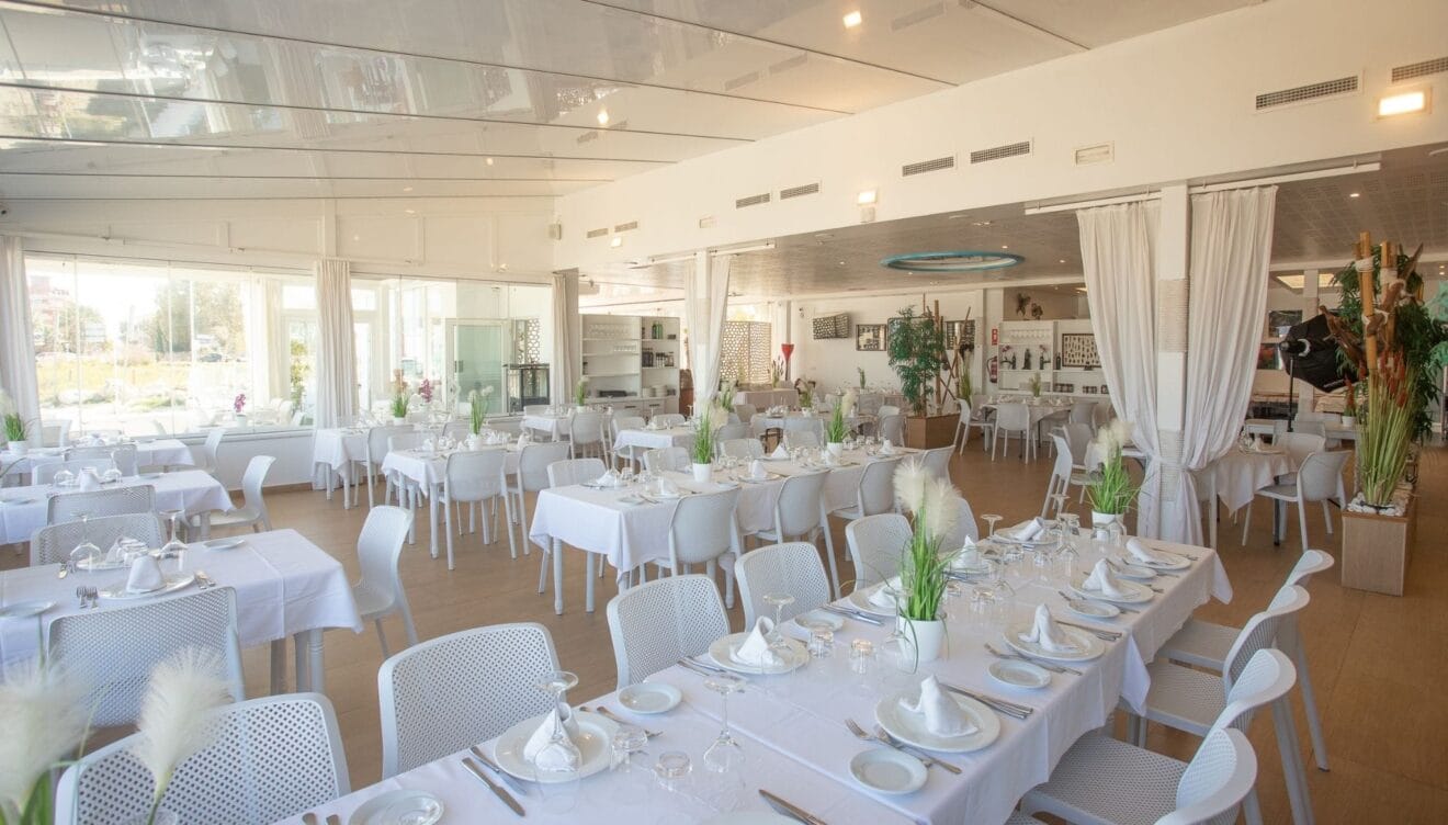 Gran salón para celebrar tus eventos en este restaurante de Dénia