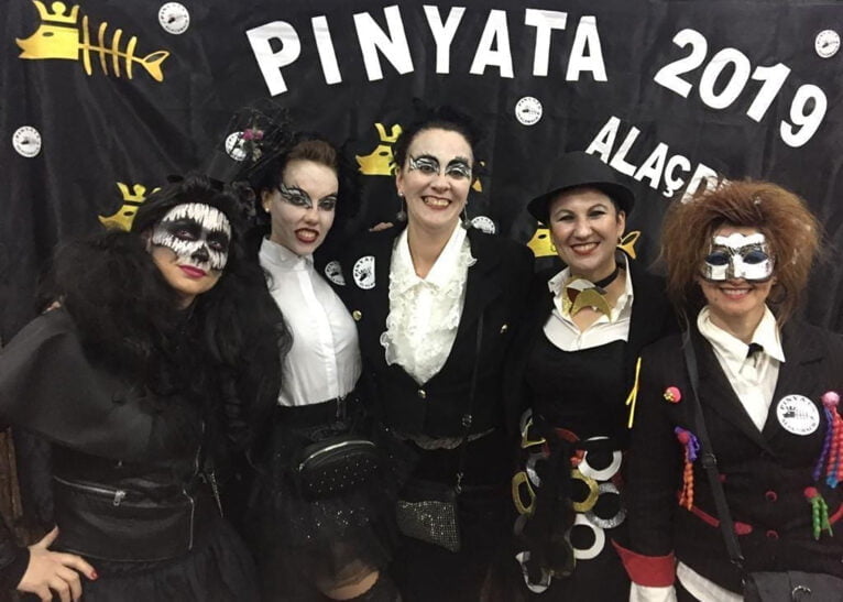 Grupo de amigas en la Pinyata de 2019