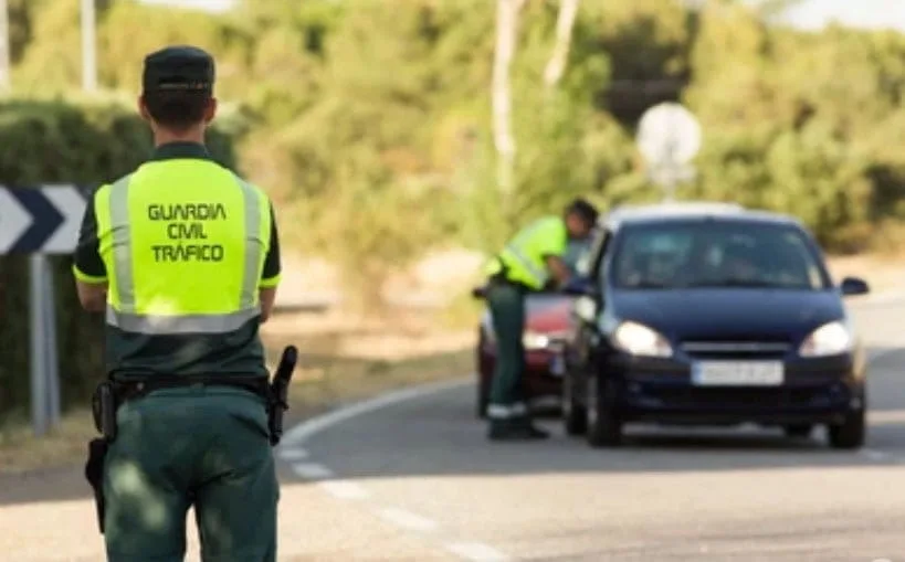 guardia civil de trafico en un control