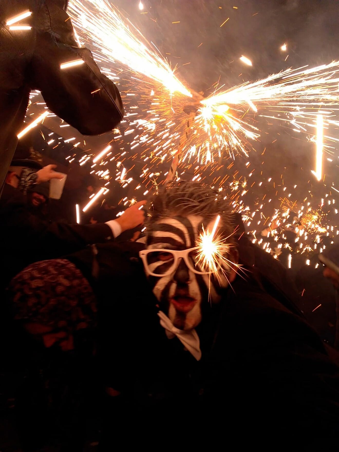 Hombre bajo los fuegos artificiales de Pinyata