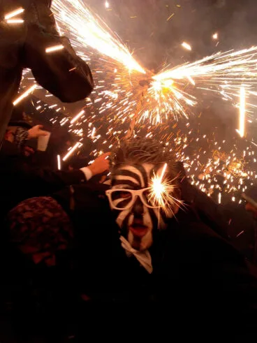 Mann unter dem Pinyata-Feuerwerk