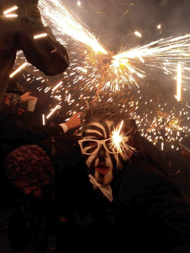 Hombre bajo los fuegos artificiales de Pinyata