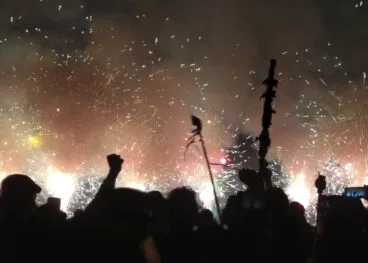 Rauch und Funken in Pinyata de Pego