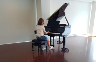 joven estudiante de piano de la marina alta
