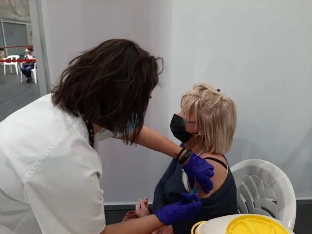 El Hospital de Dénia acoge una nueva jornada de vacunación contra la COVID-19 1 Imagen: Mujer vacunándose en uno de los puntos