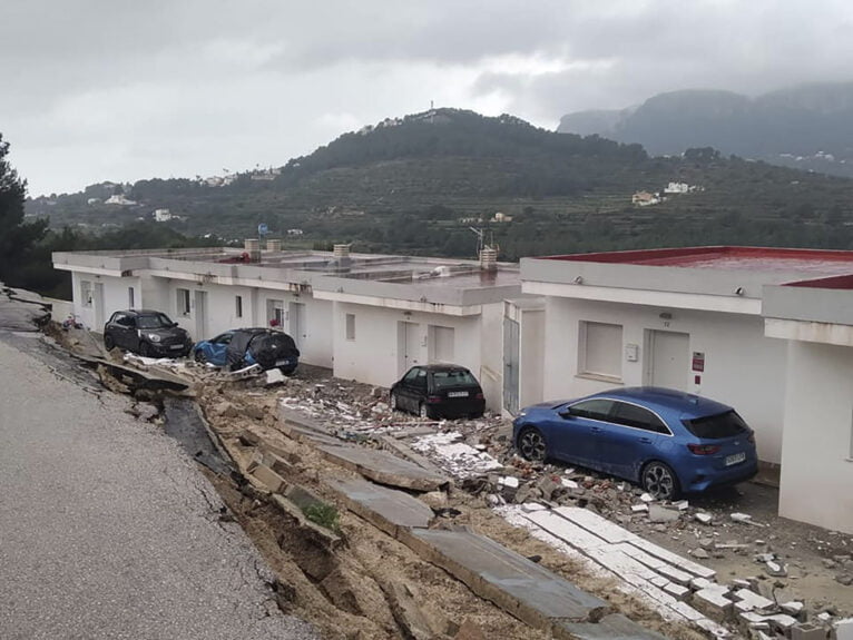 Muro caído en el Residencial Balcón de Bernia de Empedrola II