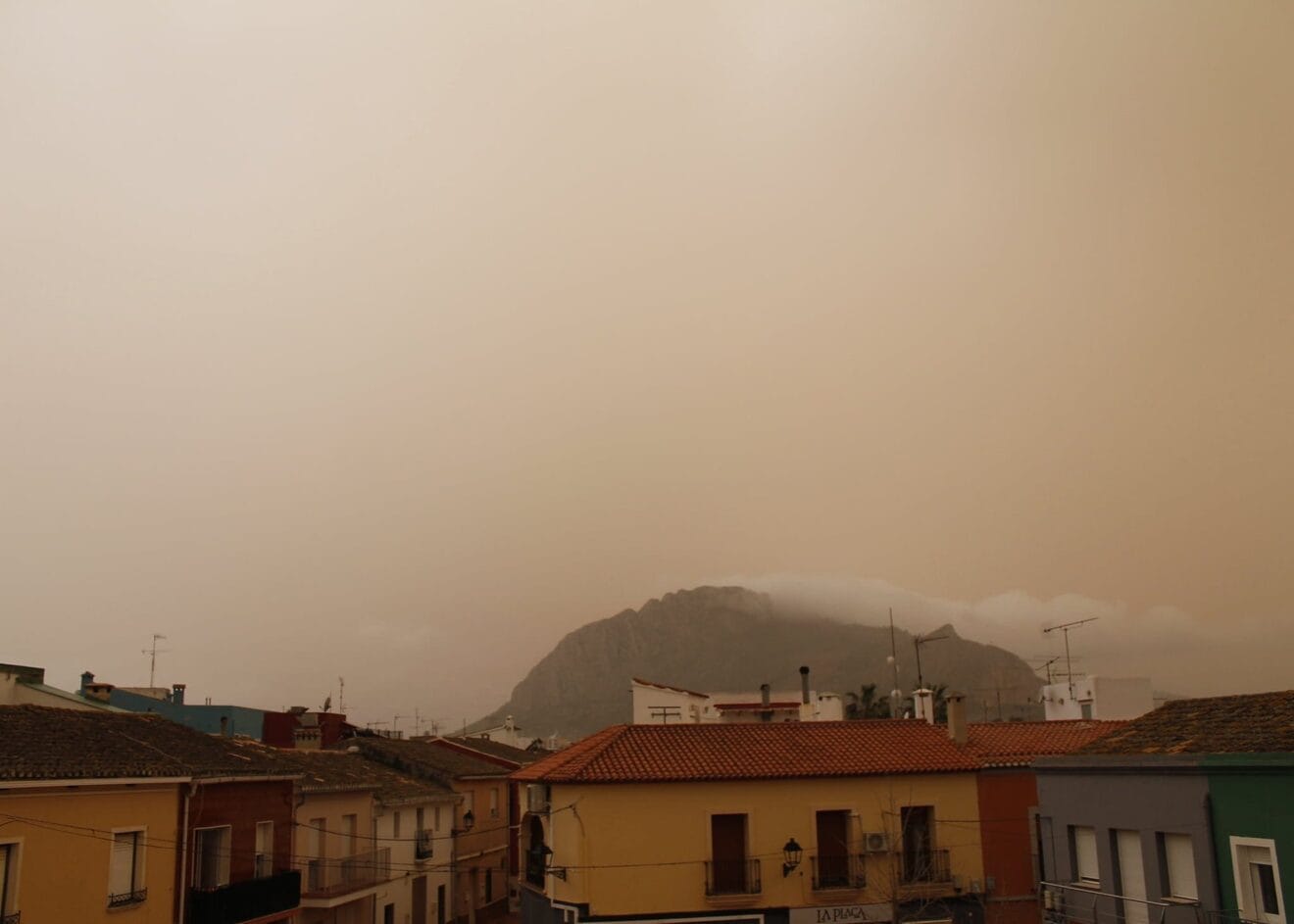 Nubes y polvo el martes