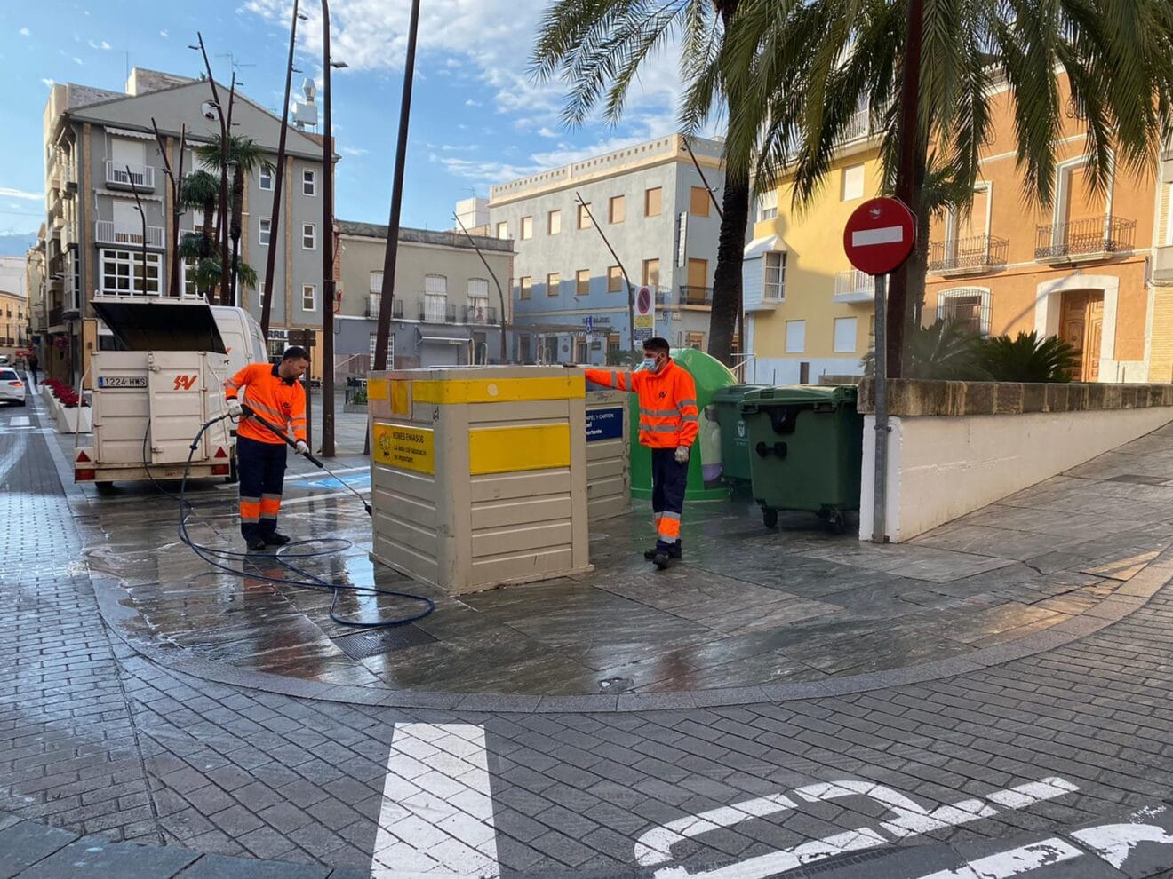 Operarios de limpieza junto al Ayuntamiento