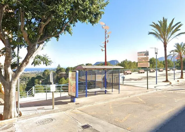 Autobuses en Benissa: líneas, tarifas y horarios 8 Imagen: Parada de autobús en la avenida principal de Benissa