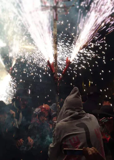 Teilnehmer der Correfocs in Pinyata