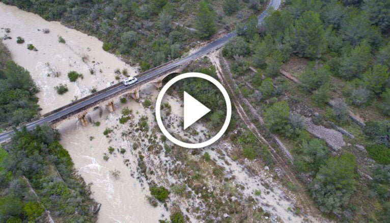 Paso de vehículos por el río en Gata a vista de dron