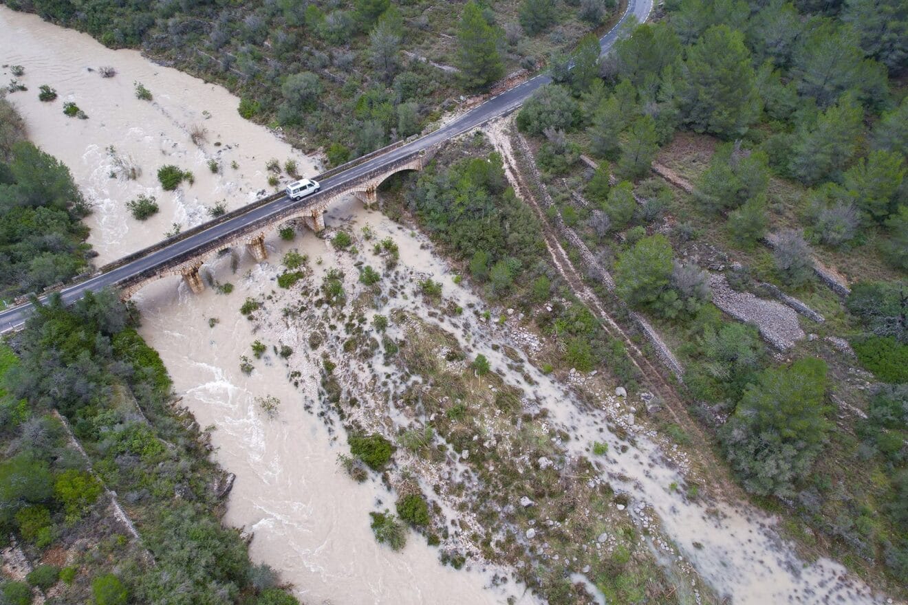 Paso de vehículos por el río en Gata a vista de dron