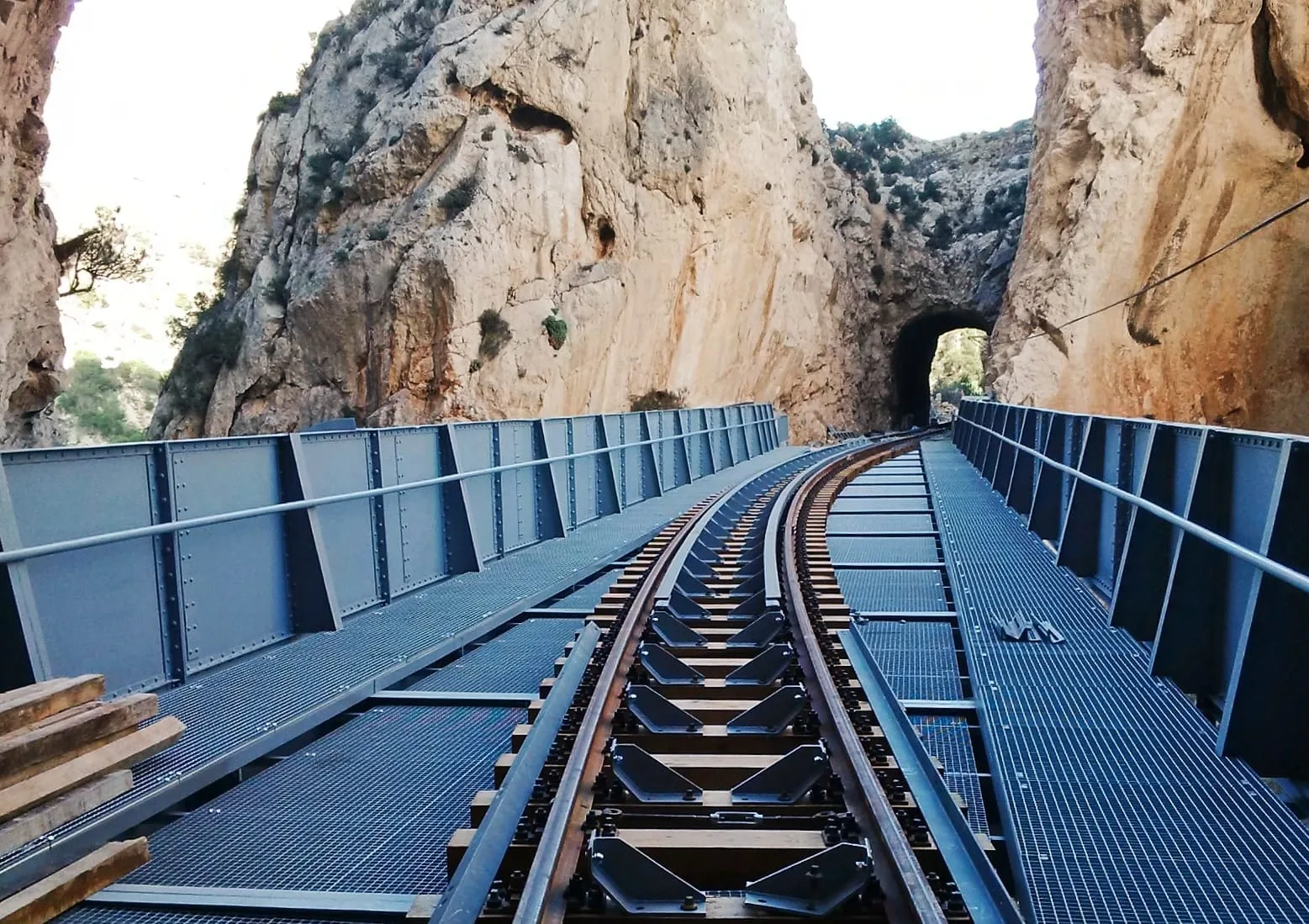 paso del tram en el puente del mascarat