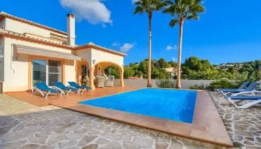 Piscina con hamacas de la villa