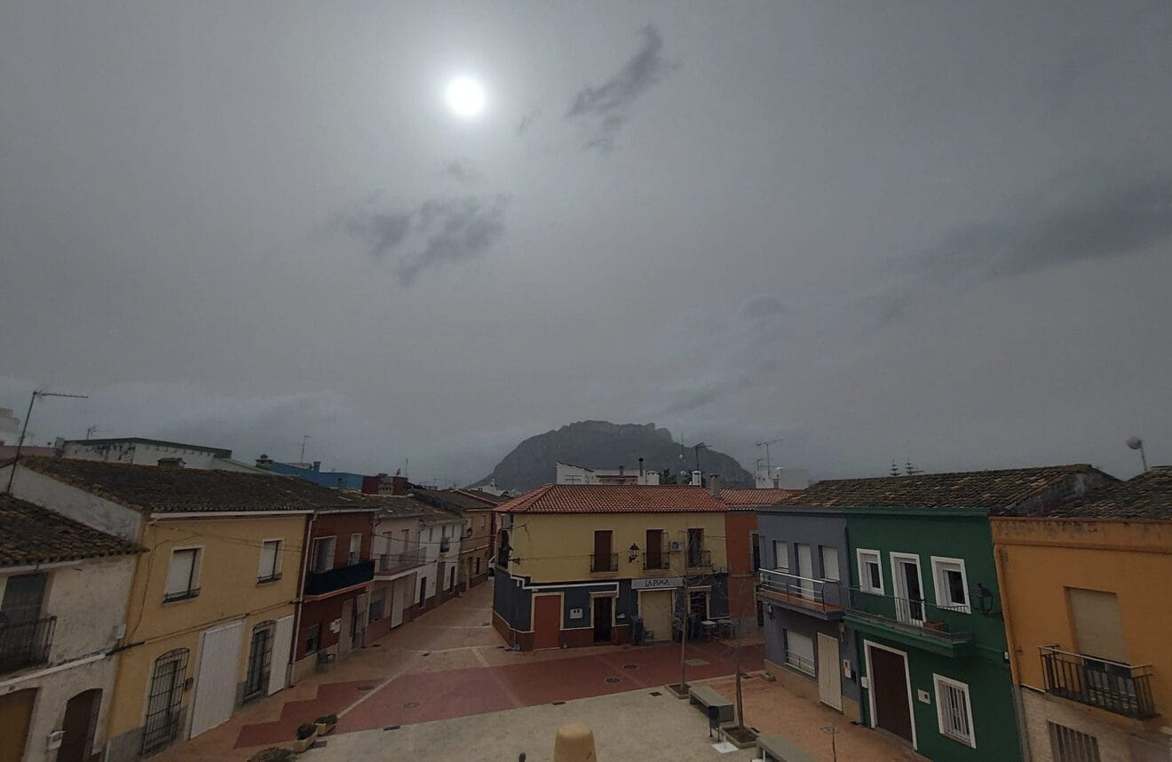 Polvo en suspensión eclipsando el sol de la Marina Alta