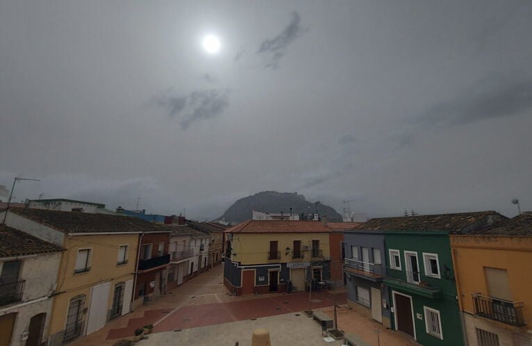 Polvo en suspensión eclipsando el sol de la Marina Alta