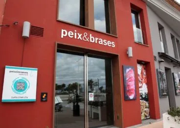 Puerta de entrada al restaurante Peix i Brases