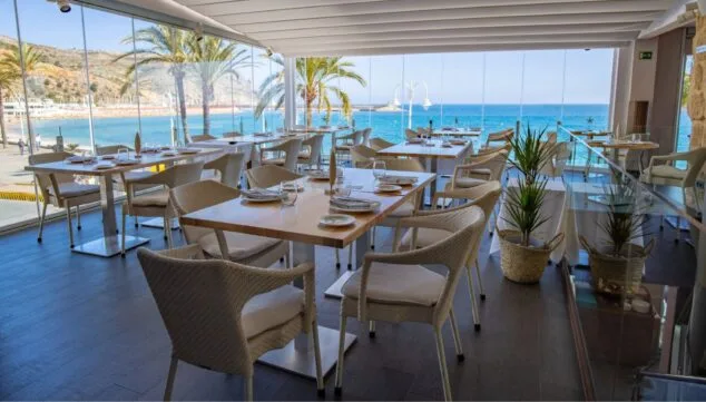 restaurante en javea con entorno relajante y elegante