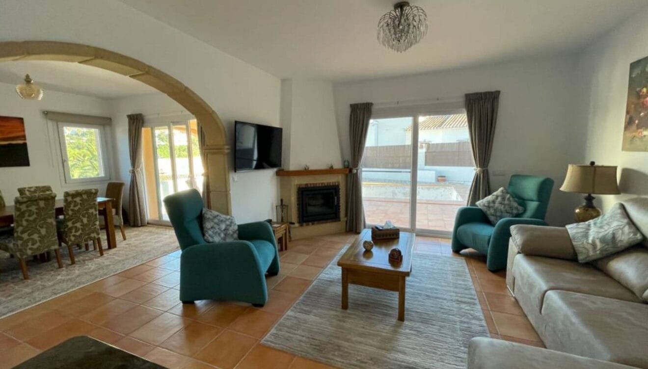 Salón-comedor de la villa con chimenea