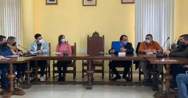 Ximo Coll se despide como alcalde con un escueto discurso y una aparición efímera 3 Imagen: Silla vacía tras la rápida marcha de Coll