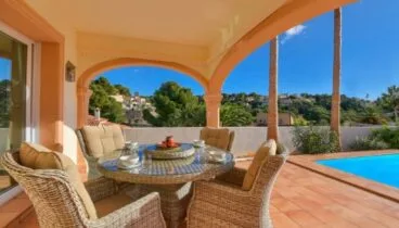Terraza cubierta junto a la piscina de la villa