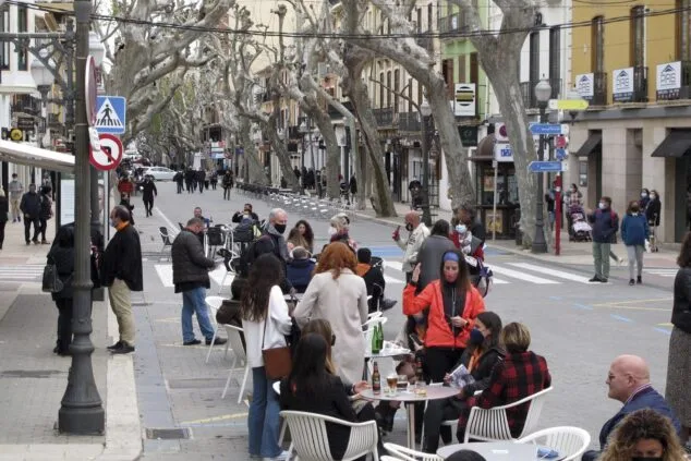 Imagen: Terraza y calle Marqués de Campo de Dénia