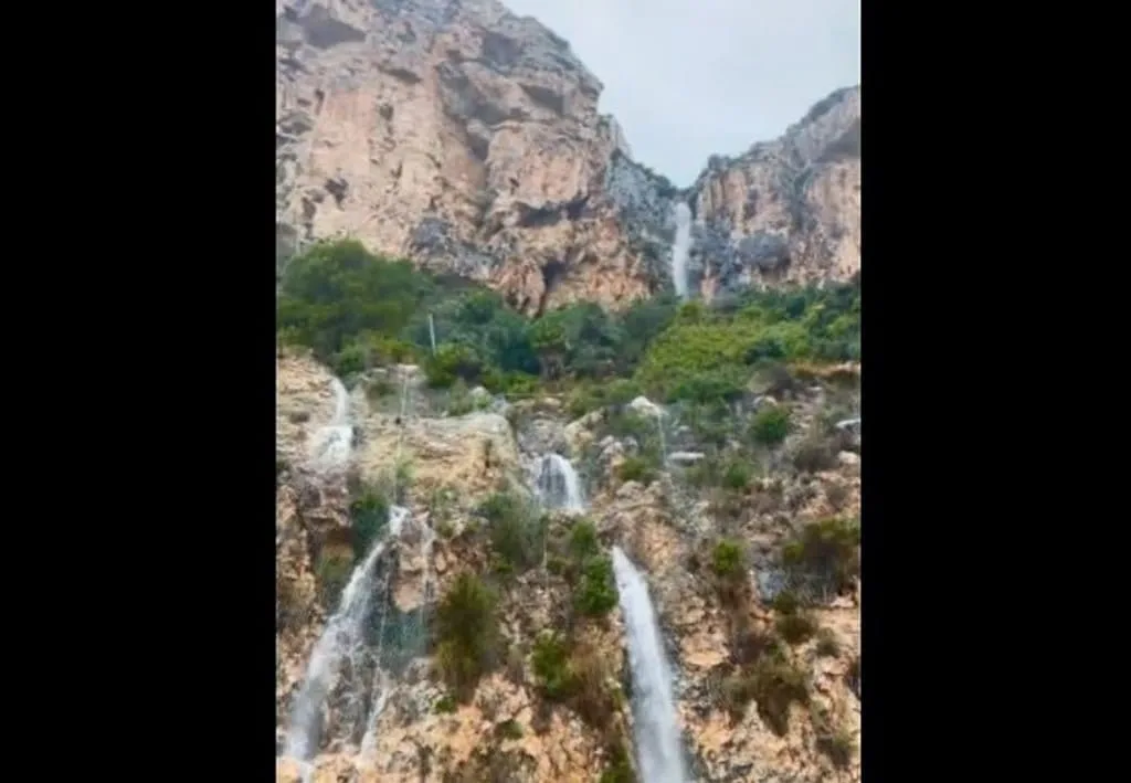 Vídeo de la cascada de agua en la cala del Moraig, Benitatxell