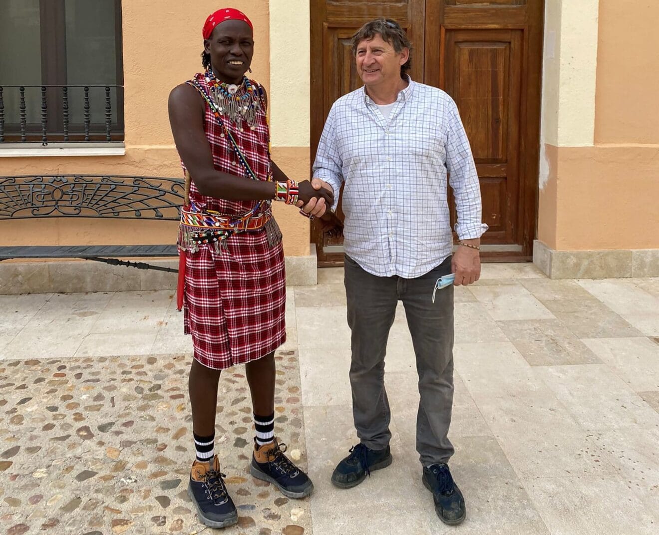 William Kikanae Ole Pere con Pablo Martínez, alcalde de Alcalà de la Jovada