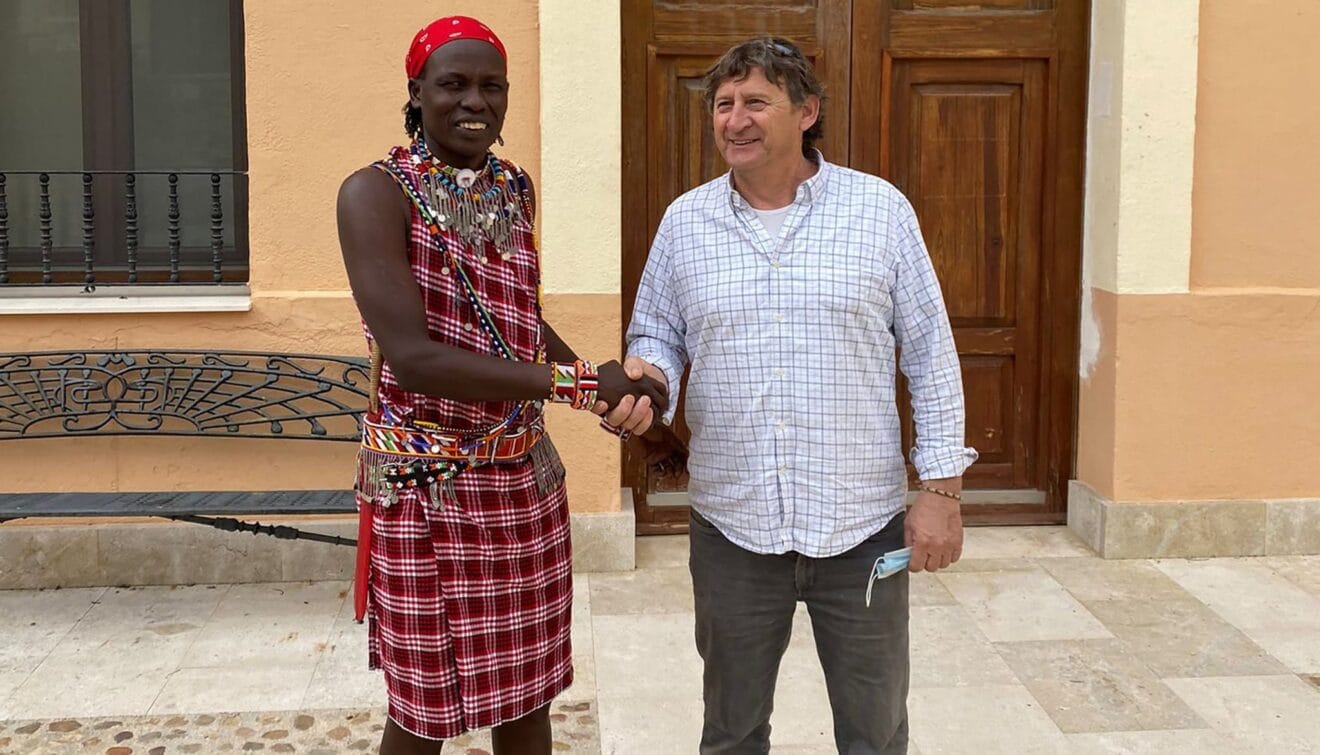 William Kikanae Ole Pere con Pablo Martínez, alcalde de Alcalà de la Jovada, en su visita