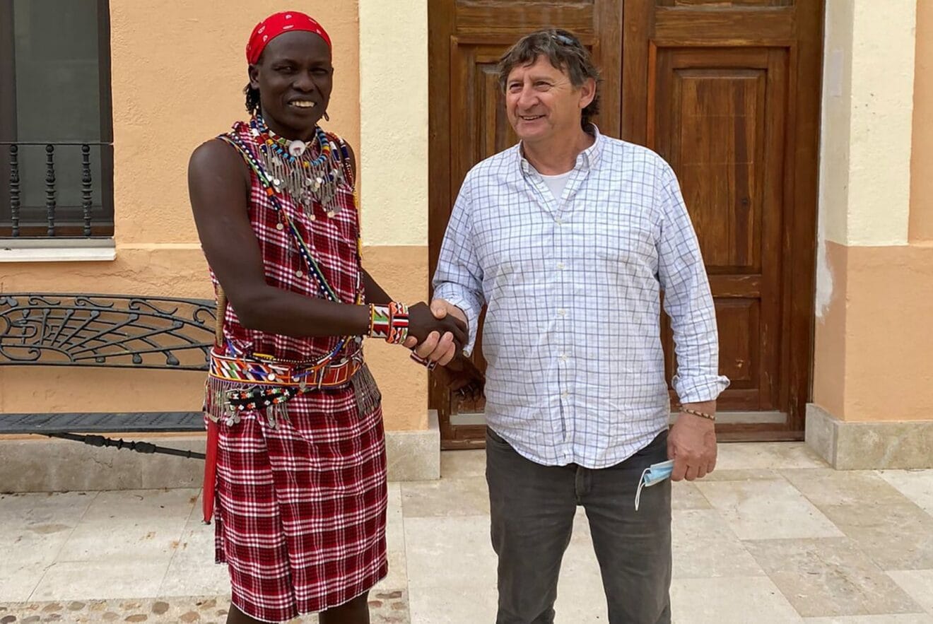 William Kikanae Ole Pere con Pablo Martínez en su visita a la Vall d'Alcalà