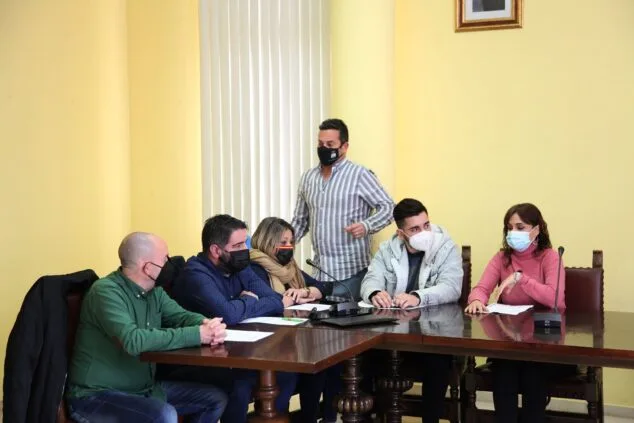 Ximo Coll se despide como alcalde con un escueto discurso y una aparición efímera 2 Imagen: Ximo Coll abandona pleno de su dimisión como alcalde El Verger