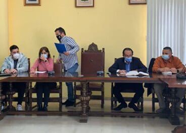 Ximo Coll abandonando el pleno tras su renuncia oficial y pública