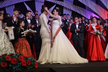 Acto de coronación entre añadas