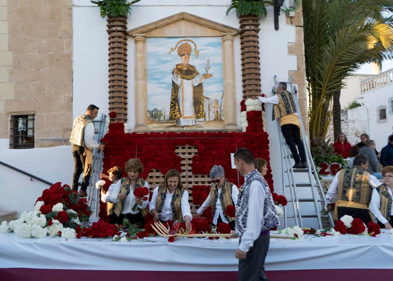 Almacenando las flores ante la imagen de Sant Vicent en la ermita de Teulada