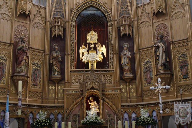 Imagen: Altar mayor de la Catedral de la Marina con la imagen de la Puríssima Xiqueta
