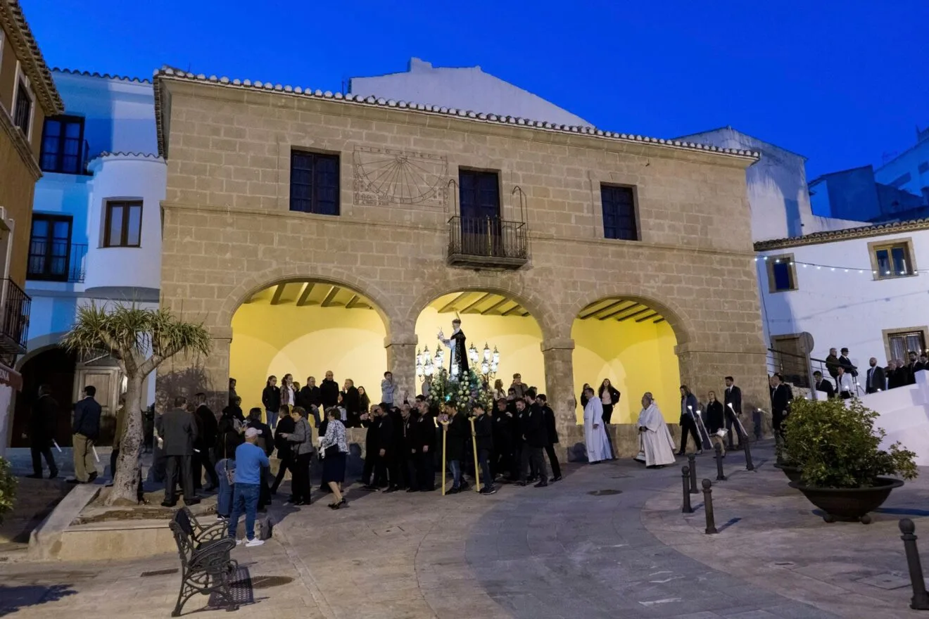 Bajada de Sant Vicent por la plaza dels Porxes de Teulada