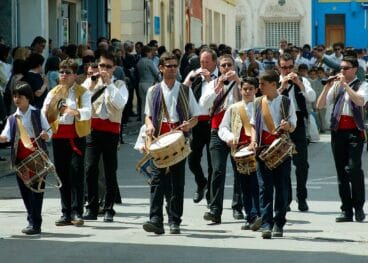Banda de música valenciana por las calles de Benissa